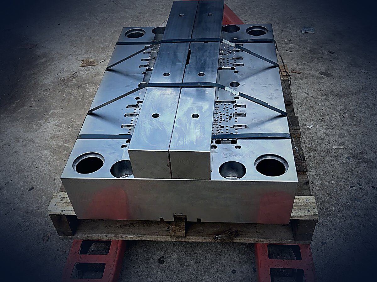 Large-format mold base